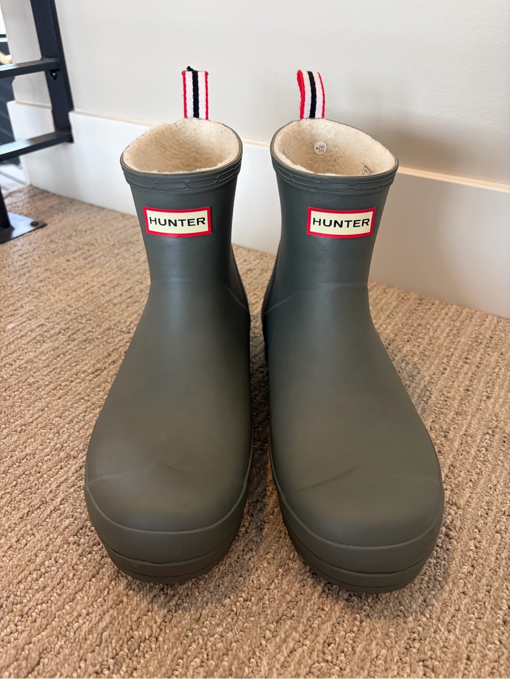 New! Hunter “ Chelsea” Boot in Steel Gray.
Fleece lined. Size 11